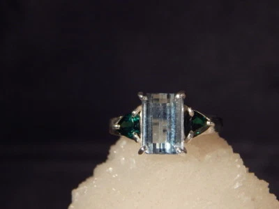 Anillo de tres piedras de plata de ley de aguamarina y turmalina corte esmeralda de 2,37 quilates Foto 1 de 4