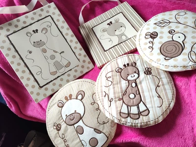 ¡REGALO! CoCaLo Bebé COLGANTES DE PARED DECORACIÓN 3 10" Redondos, 2 Rectángulos JIRAFA ABEJA CARACOL Foto 1 de 4