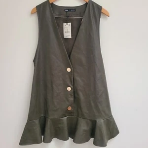 Zara mittelgrünes Kunstleder Rüschen Trägerkleid Gr. L - Bild 1 von 4