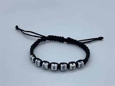 Pulsera trenzada blanca y negra inspirada en el estilo Shamballa con letras de dados Foto 1 de 4