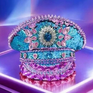 Sombrero Capitán Adornado Rosa y Azul Lentejuelas Estrás y Colgante - Imagen 1 de 3