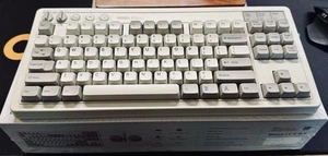 8BitDo Retro Mechanical Keyboard - Trimode Connections - Bild 1 von 4