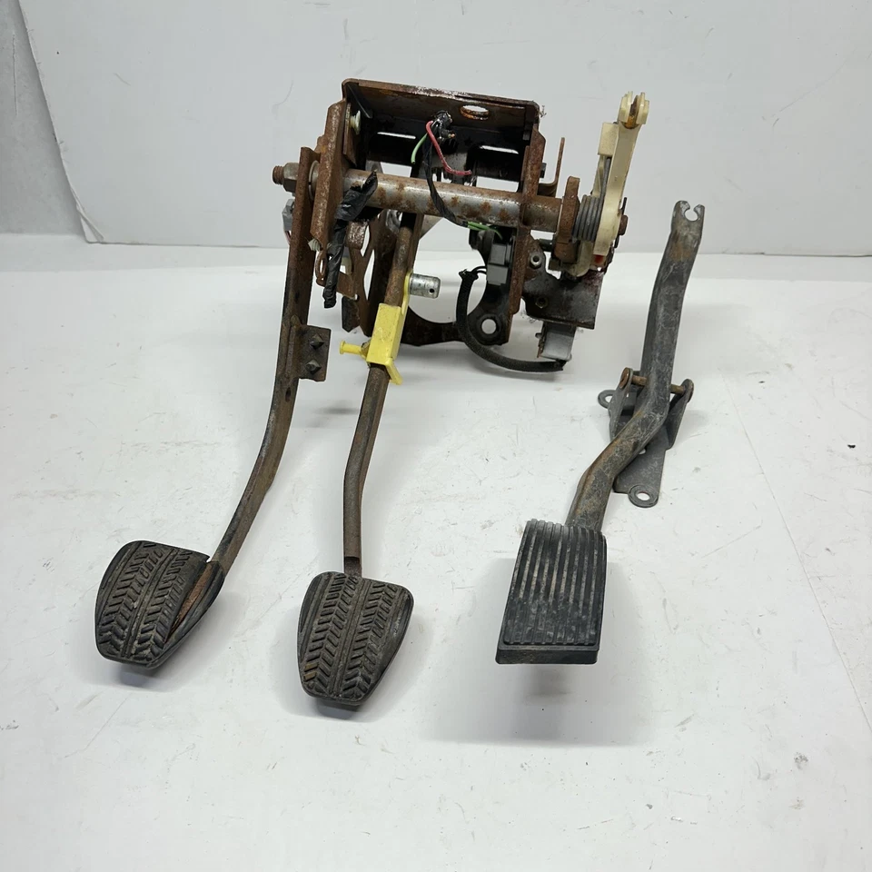 1994-2004 Ford Mustang GT Clutch Pedal Assembly Gas Pedal Foto 1 de 4