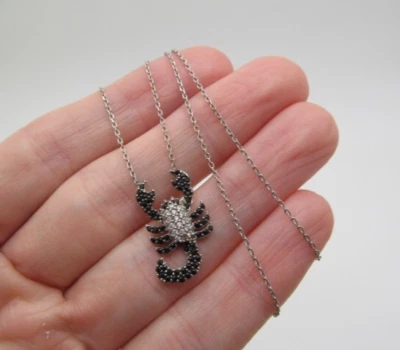 Collar colgante de langosta con racimo de cristal negro y transparente de plata de ley 925 Foto 1 de 4