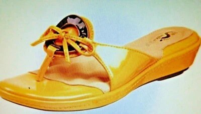 Sandalia estilo tanga SoftWalk Luxe para mujer (carol amarillo) 12 de ancho Foto 1 de 2