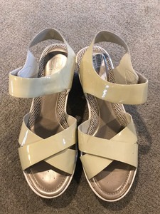 easy spirit velcro sandals