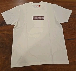 Camiseta Supreme X Swarovski Cristal Logo Caja Blanca Roja - Talla PEQUEÑA *NUEVA CON ETIQUETAS - Imagen 1 de 1