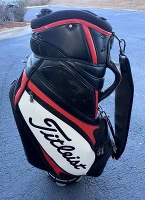 Кожаная черная/красно-белая сумка для персонала Titleist с 6-позиционным разделителем и 13 держателями для клюшек - Изображение 1 из 4