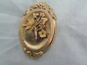VINTAGE BROOCH WITH DETAIL FLOWER DESIGN TOP, ORNATE DESIGN FRAME - Picture 1 of 3