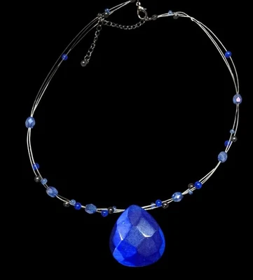 Collar colgante lágrima facetada azul con detalles de alambre de varias hebras y cuentas Foto 1 de 4