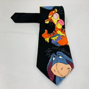 Disney Winnie The Pooh & Tigger Scooping Honey con Eeyore - Corbata - Imagen 1 de 6