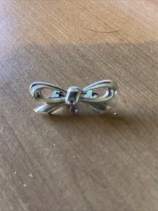 Gold plated bow brooch - Picture 1 of 2
