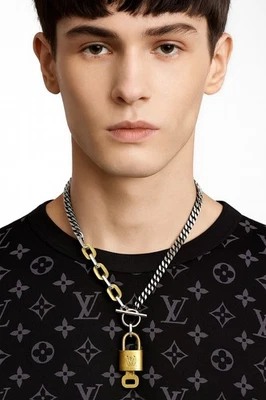 Auténtico collar Louis Vuitton con cerradura y llave unisex hecho a medida cadena de 18 quilates Foto 1 de 4