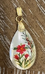 VTG Teardrop Mother of Pearl Red Flowers Hand Painted Pendant 1.5” New Old Stock - Picture 1 of 6
