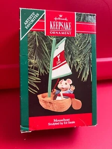 MOUSEBOAT Hallmark Keepsake Ornament (topo in noce conchiglia barca a vela) 1990 - Foto 1 di 3
