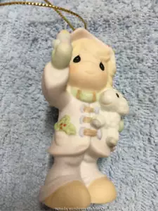Adorno de Navidad 2000 de porcelana Enesco niño con cordero y pájaro - Imagen 1 de 4