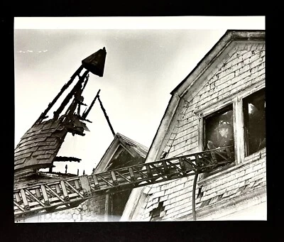 1990 Winthrop MA House Fire Damaged Remains Firefighter Vintage Press Photo - Image 1 of 3