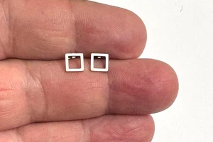 Un paio di mini orecchini a perno quadrati minimalisti in acciaio inox /E4 - Foto 1 di 1