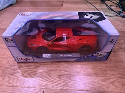 Maisto - 1:18 Scale Diecast Model Car - Ferrari Laferrari - Red - Image 1 of 3