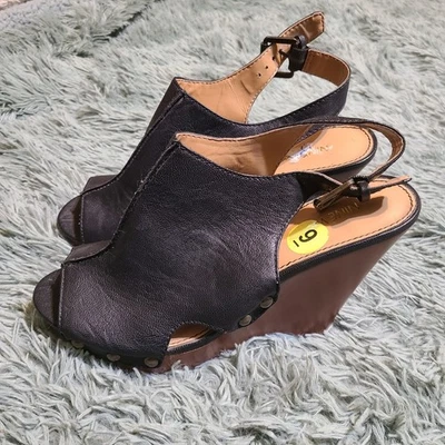 Sandalia de tacón con tachuelas Nine West con cuña y punta abierta negra talla 9 Foto 1 de 4