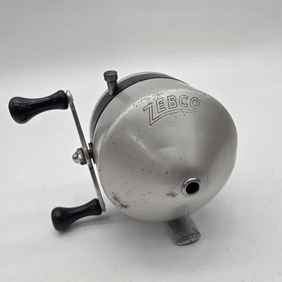 Carrete de fundición Zebco Zero Hour Bomb Company de colección con cabeza giratoria roja Foto 1 de 4