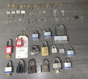 LOTTO 16 LUCCHETTI E 59 CHIAVI E COMBINAZIONE MASTER LOCK BRINKS ACE SAFE NAZIONALE - Foto 1 di 23
