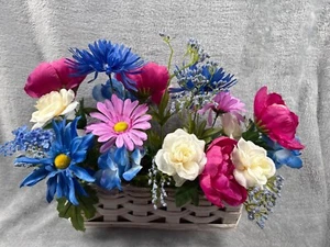 Composizione floreale artificiale in cesto di vimini con fiori rosa bianchi e blu - Foto 1 di 5