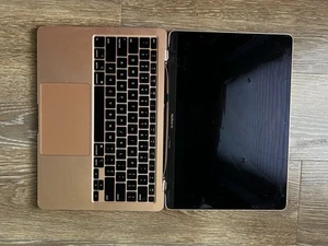 Apple MacBook Air modèle A2179 13" NE DÉMARRE PAS - POUR PIÈCES UNIQUEMENT or rose - Photo 1/5
