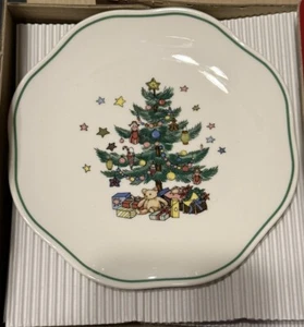 Nikko Christmastime Giftware Set of 4 Scalloped 6¾" Appetizer Plates - Picture 1 of 2