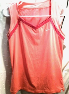 CAMISETA MUJER NIKE CUELLO EN V DESGASTE ACTIVO MANGA MENOS DRI FIT.  TALLA MEDIANA. Nuevo sin etiquetas - Imagen 1 de 4