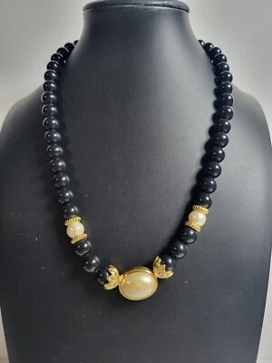 Collar de perlas ovaladas vintage con cuello de cuentas negras tono dorado estrás Foto 1 de 4