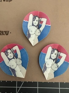 Selten: Vintage Dartflossen Flügel Flights Titten Brustwarzen Brüste Nacktes Mädchen - Bild 1 von 2