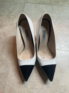 Zapatos de salón Prada Spazzolato de cuero negro con punta triángulo bloque de color blanco 39,5 - Imagen 1 de 16