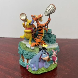 Caja de música Walt Disney 1963 Winnie the Pooh atrapando mariposas música del país de las maravillas - Imagen 1 de 8