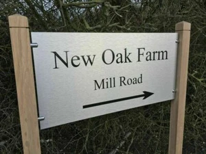 MODERNE FREISTEHENDE ALU VERBUND GROSSES HAUSSCHILD PLAKETTE EICHE PFOSTEN - Bild 1 von 7