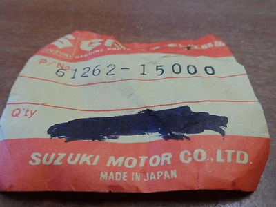 Cubierta antipolvo brazo oscilante trasero Suzuki 1968-1981 DS250 GT250 61262-15000 NUEVO OEM Foto 1 de 4