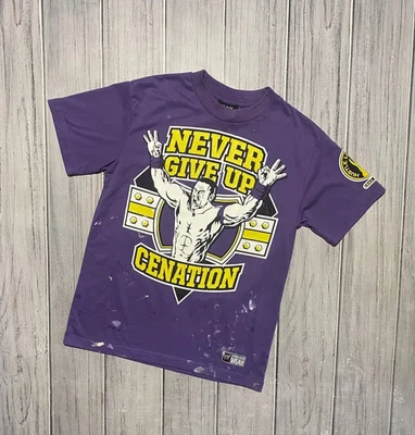 Camiseta WWE WWF John Cena Never Give UP Me Distrissed Hombres Talla M Púrpura Foto 1 de 4
