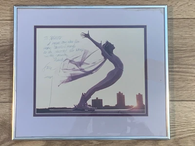 Foto firmada por Suzy “Chapstick” Chaffee • Postura aérea del horizonte • Icono de esquí olímpico Foto 1 de 4