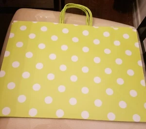 Bolsa de regalo SPRITZ con mango grande 16 x 12 x 6 verde lima lunares paquete Kraft /24 - Imagen 1 de 9