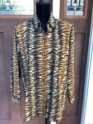 Blusa abotonada con estampado animal tigre Liz Baker Essentials para dama; mediana. Foto 1 de 4