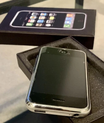 Apple 1st Generation iPhone 2G 8GB - MA712LL/A A1203 - iOS 1.0.1 Unlocked #209 - Image 1 of 4