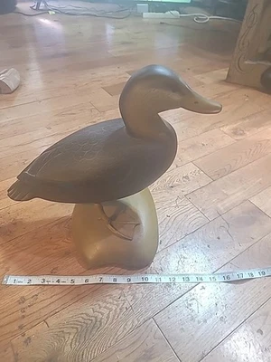 Raro señuelo de pato Clarence Fenimore tamaño real pato negro en base de roca de río Foto 1 de 4