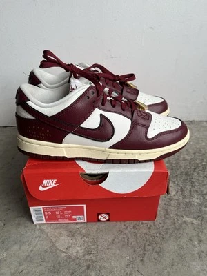 Nike Dunk SE Low Sisterhood Sail/Team Rojo DV1160-101 Talla 9.5W/8.5M Be True Foto 1 de 4