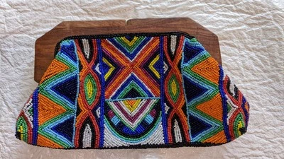 Bolso de mano bohemio único de Aldo varios colores de cuentas y un candado de beso de madera Foto 1 de 4