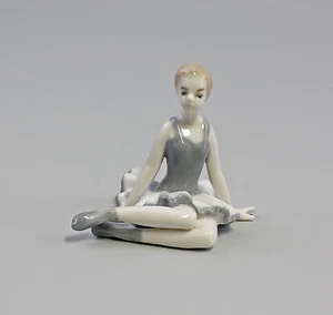 9973131-d Porzellan Figur Sitzende Ballerina Tänzerin grau H7,5cm - Picture 1 of 1