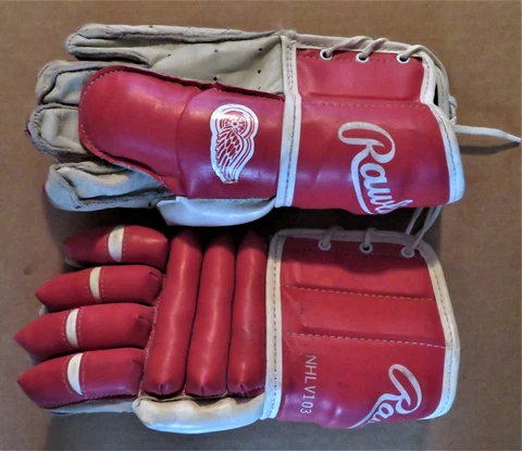 Detroit Red Wings Rawlings NHLV103 Hockey Gloves - Vintage Cover