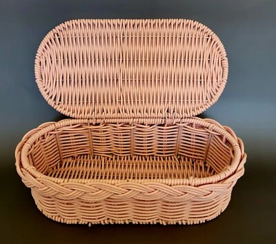 Cesta de mimbre rosa de ratán, forma ovalada, tejido de acento alrededor de la parte superior, con bisagras 11"x6" Foto 1 de 4