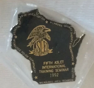 Alfiler de solapa 1992 de la Sociedad Americana de Entrenadores de Aplicación de la Ley ASLET Milwaukee - Imagen 1 de 3