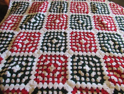 NUEVA manta de ganchillo hecha a mano, tiro aprox: 55" x 55" rojo, blanco, verde Foto 1 de 4