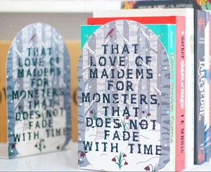 Owlcrate Der Bär und die Nachtigall Metall Buchstützen Liebe der Jungfrauen für Monster - Bild 1 von 2